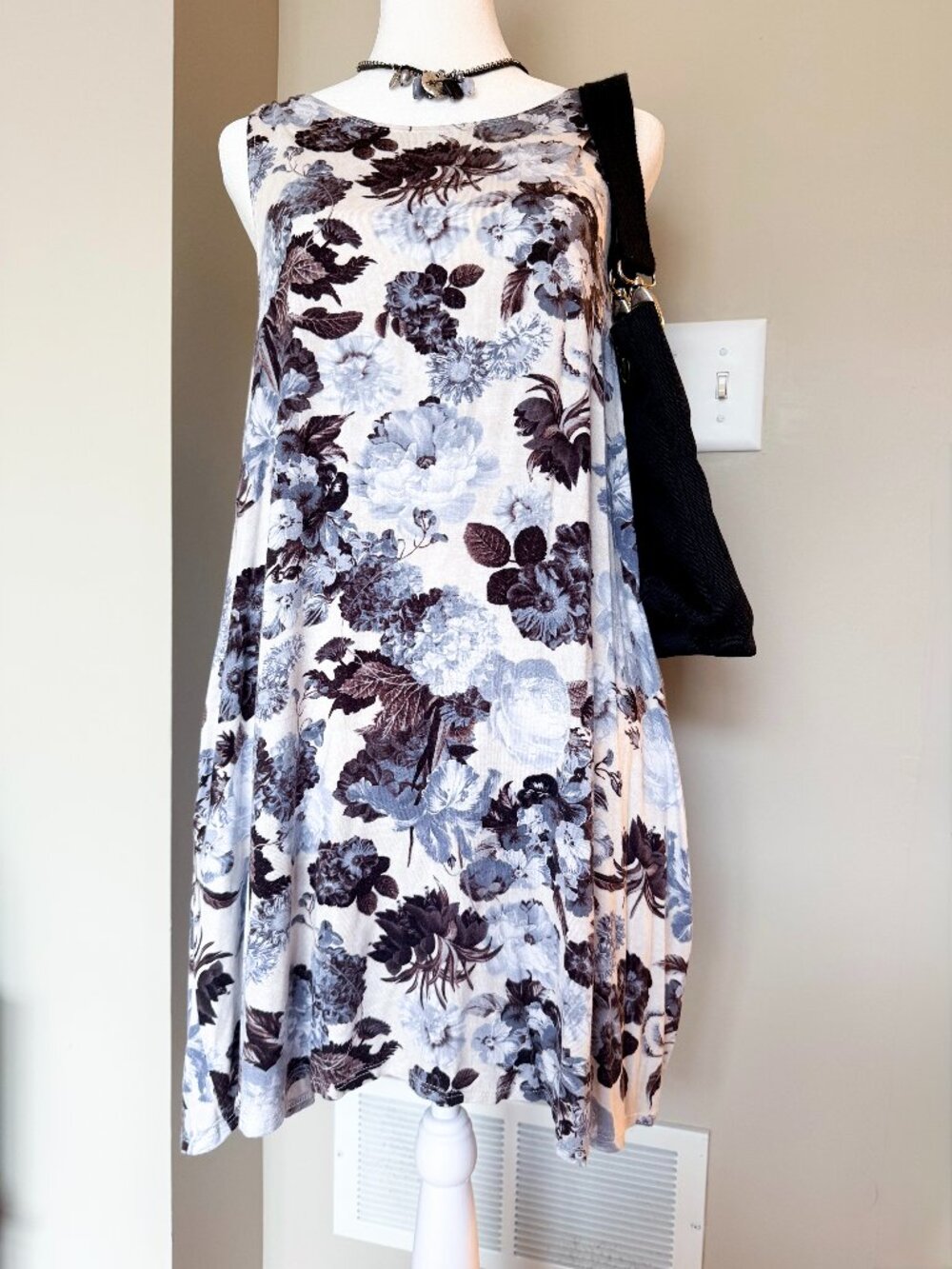 42 Pops Black & White Floral Dress – Size Large